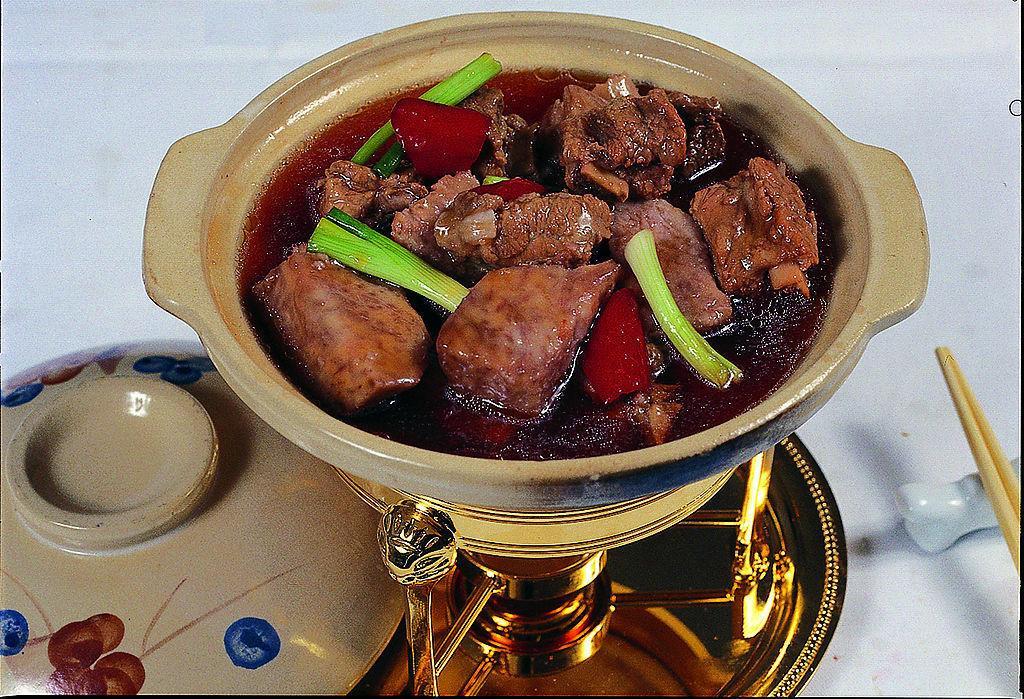 厨房中使用八角烹饪的场景