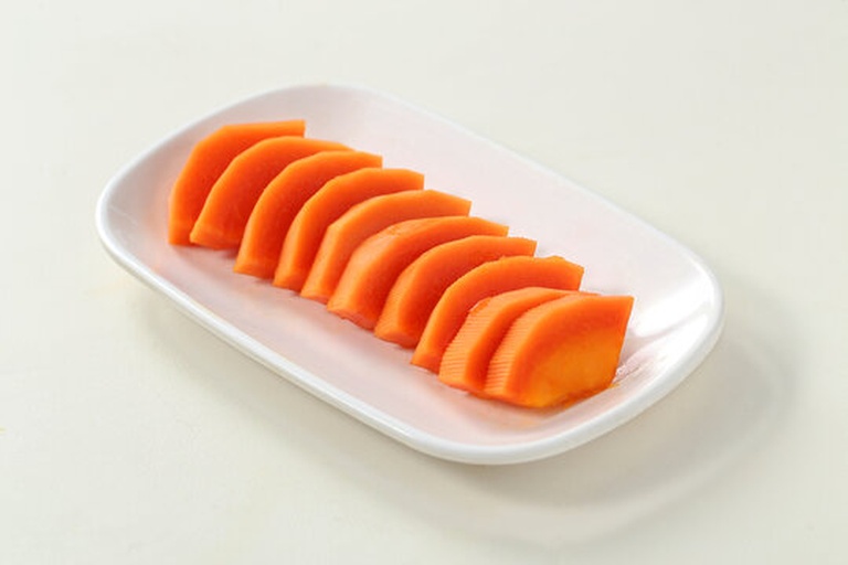 女性在厨房准备木瓜沙拉