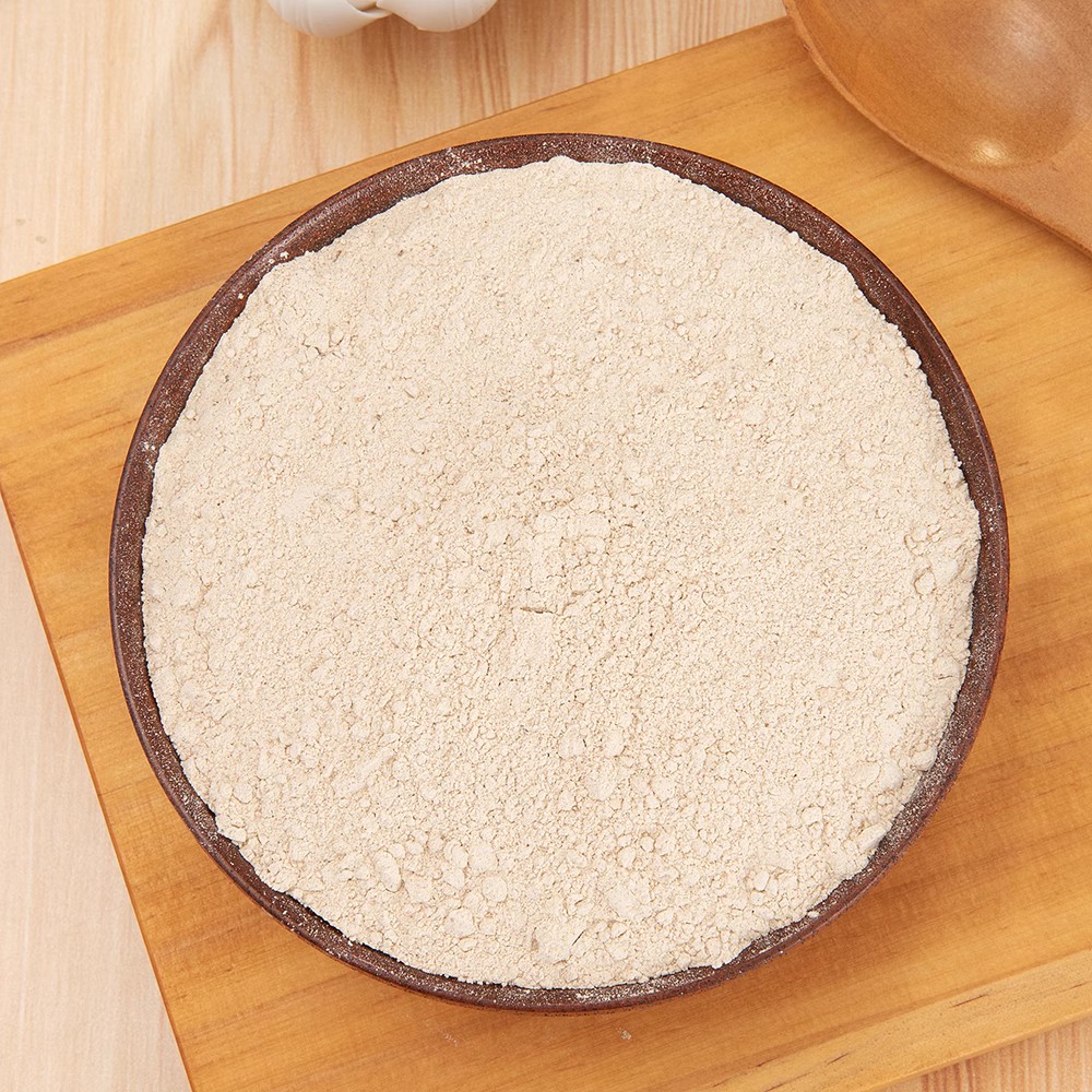 一张木质餐桌上摆放一碗红油拌面,面条上撒有金黄色的花椒粉和葱花,旁边是一小碟白色陶瓷容器装着自制花椒粉,背景虚化显示厨房一角,整体风格温暖自然 花椒粉应用成品图