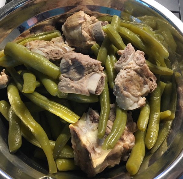 成品出锅,盛在白色瓷碗中,白不老豆饱满入味,排骨酥烂脱骨 成品出锅图