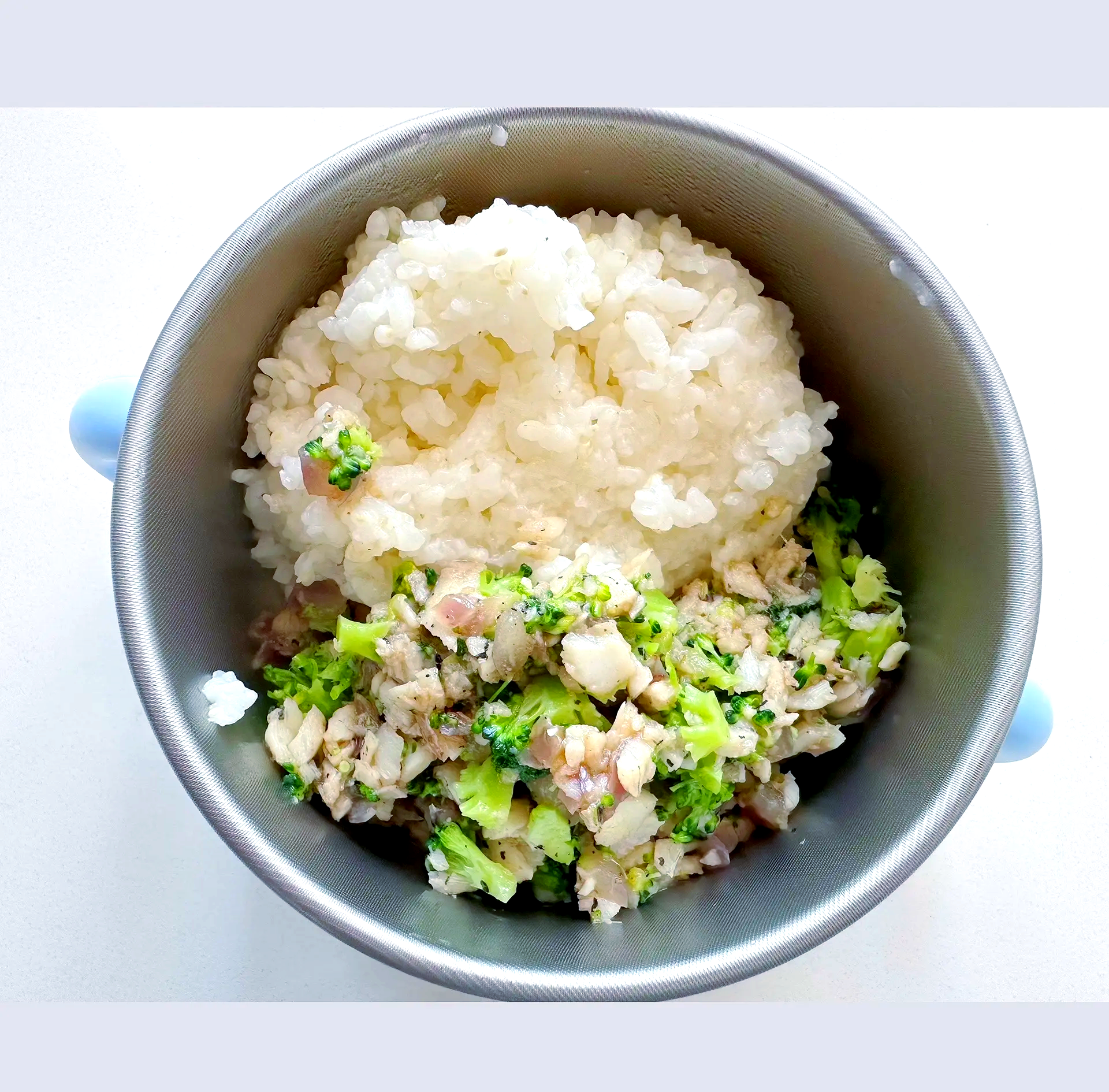 一张温馨的家庭餐桌场景,桌上有煮熟的米饭、清蒸鱼、焯水西兰花、一小碗切好的车厘子(约10颗),以及一杯清水,体现慢性肾病患者科学搭配的一餐 家庭餐桌上的健康饮食组合