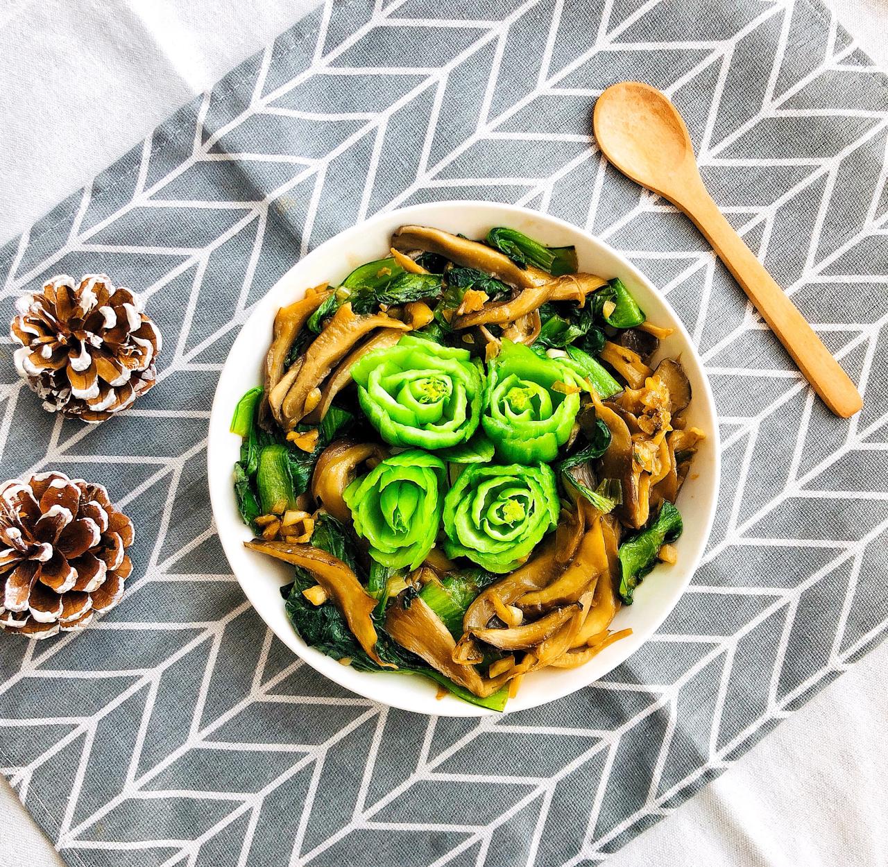 俯拍视角下的健康餐盘摄影,展示阳光玫瑰作为功能性食材在轻食搭配中的应用,强调其在色彩、口感与营养结构上的互补性,背景为木质餐桌,风格简约自然 一份精致的健康餐盘,包含混合绿叶蔬菜、烤鸡胸肉、牛油果片、核桃仁和切半的阳光玫瑰葡萄,整体摆盘美观,色彩丰富,体现现代轻食理念