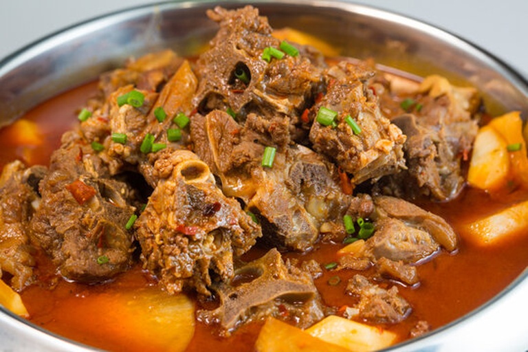 红烧羊排色泽红亮,肉质酥烂入味,适合家庭餐桌 红烧羊排成品展示