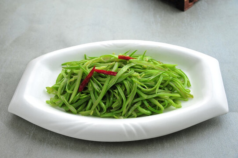 豆角与豆浆组成的健康餐盘示意图