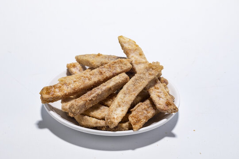 厨师正在用长筷翻动锅中正在油炸的荔浦芋头条,油花轻微溅起,灶火明亮,体现烹饪动态场景 厨师正在用长筷翻动锅中正在油炸的荔浦芋头条,油花轻微溅起,灶火明亮,体现烹饪动态场景