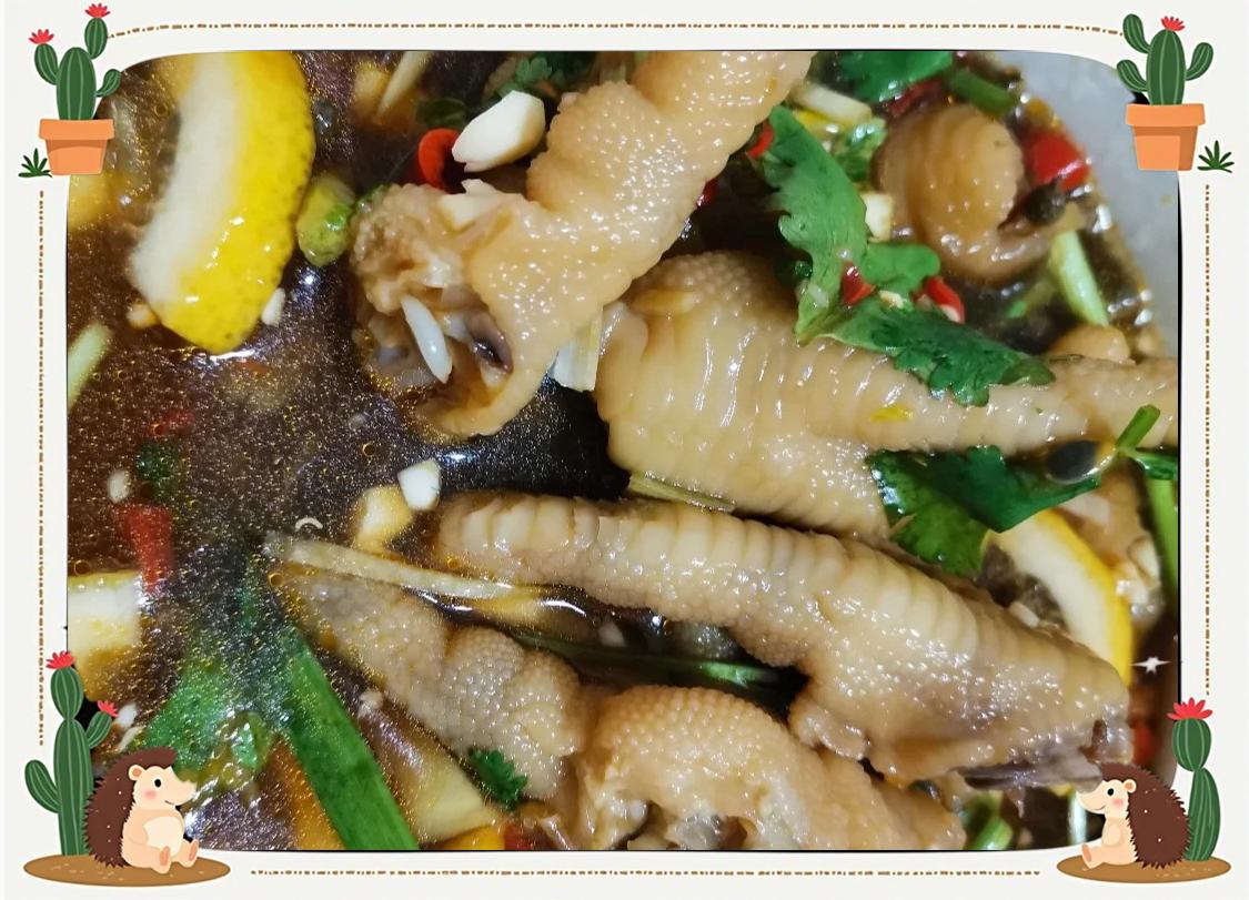 高清特写:冰镇后腌制12小时的泡椒凤爪,鸡爪段饱满Q弹,泡椒粒完整红艳,汁水浓稠挂勺,展现‘脆、酸、辣、鲜’四重质感 泡椒凤爪特写:晶莹剔透的鸡爪段浸泡在红亮泡椒汁中,表面泛油光,点缀翠绿香菜与金黄芝麻,背景虚化突出食材质感