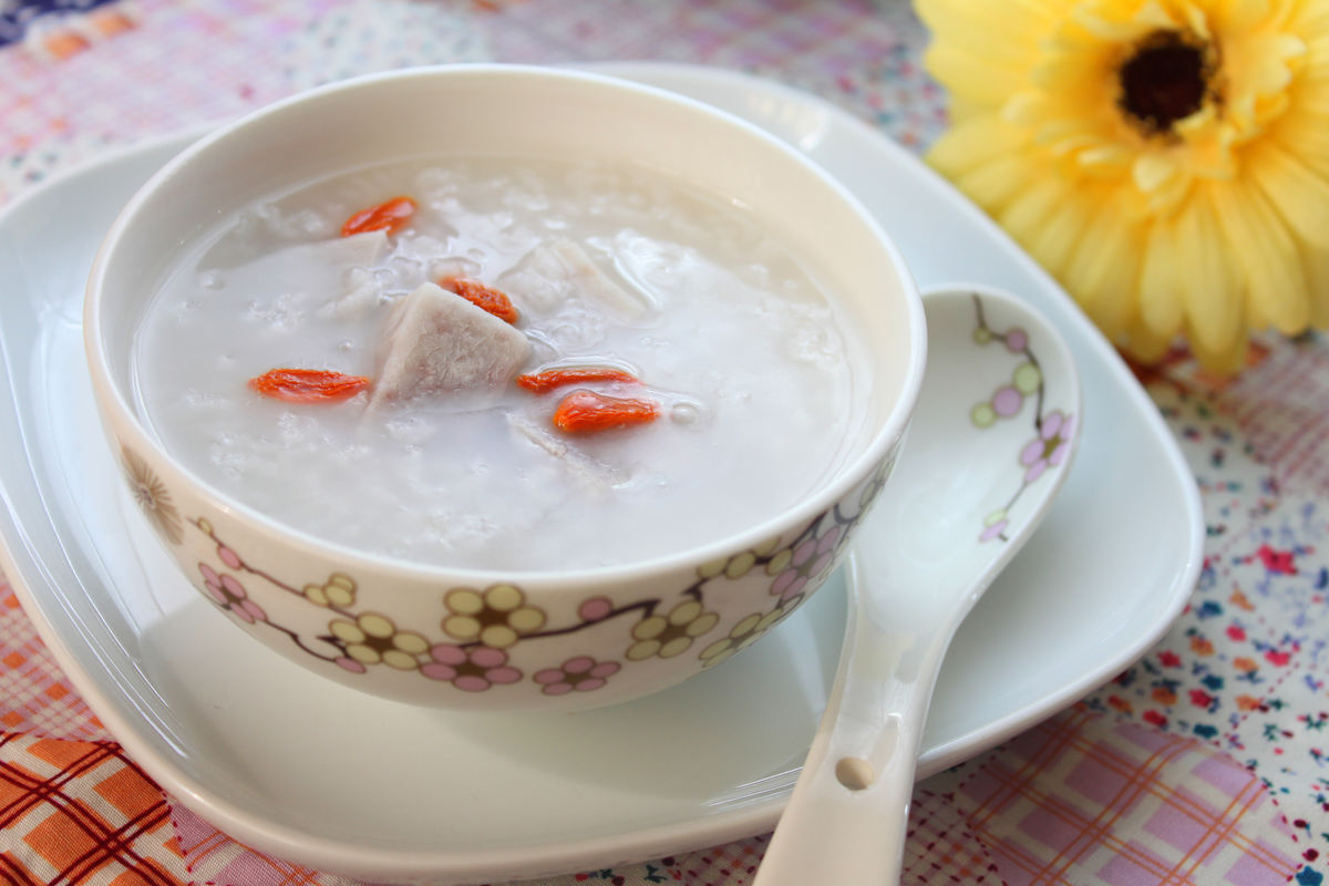一碗热气腾腾的芋头炖鸽子成品汤品
