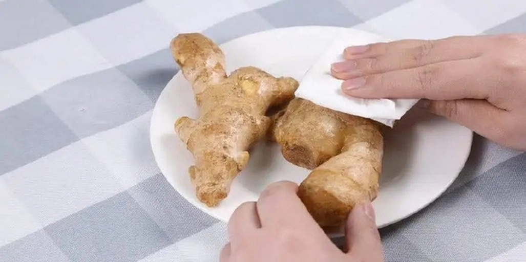 厨房中清洗老姜的过程图