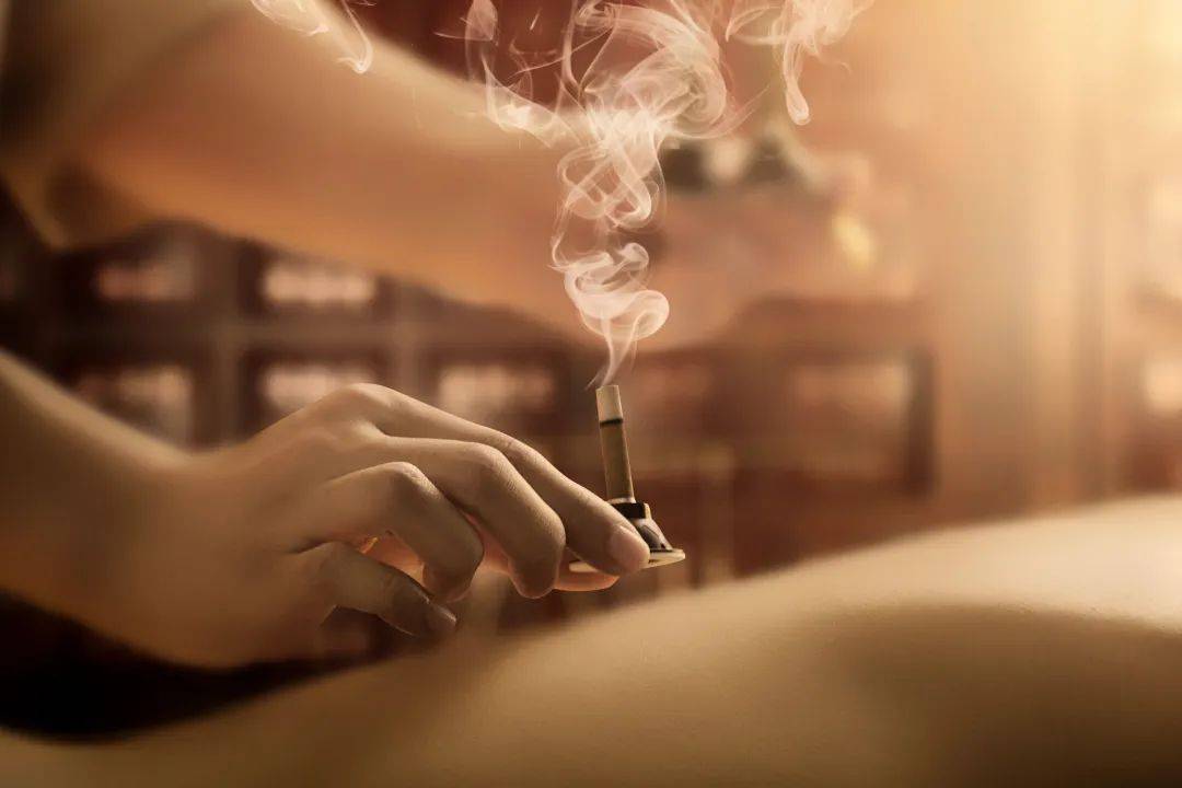 隔姜灸操作示意图