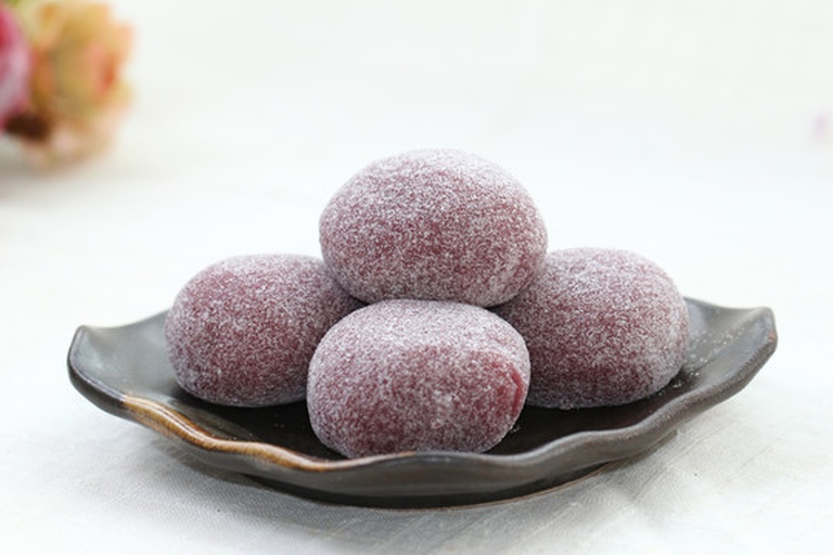 展示一颗颗裹着白芝麻的龙眼糯米糍,外观Q弹诱人 龙眼糯米糍成品图