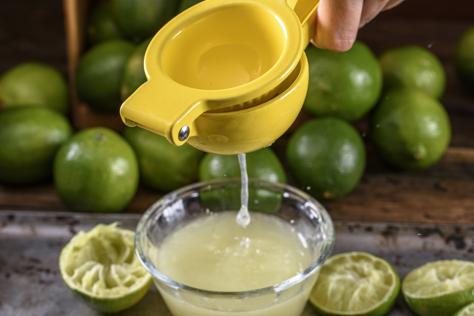 柠檬切开与榨汁工具摆放场景