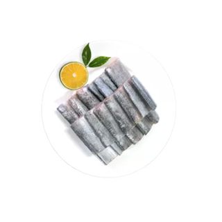 家庭厨房中清蒸带鱼成品图