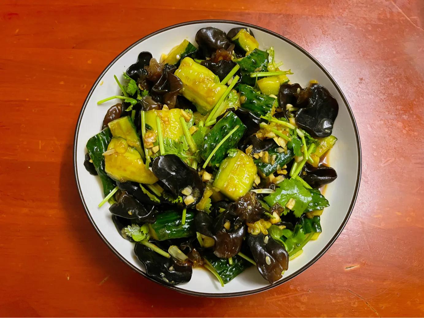 黄瓜拌毛木耳成品图