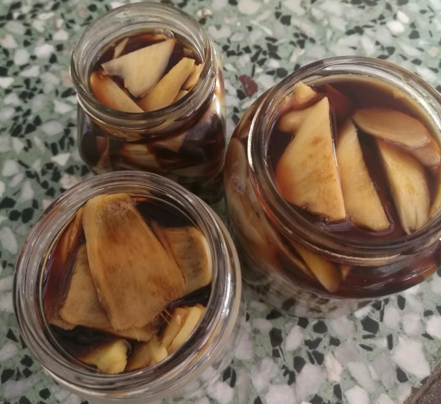 玻璃罐中浸泡的泡仔姜