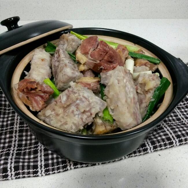 毛芋头炖肉炖煮过程图:砂锅中食材翻滚,热气腾腾,体现慢炖工艺 厨房灶台上摆放着正在炖煮毛芋头炖肉的砂锅,蒸汽袅袅升起,锅内食材清晰可见,背景为传统中式厨房环境