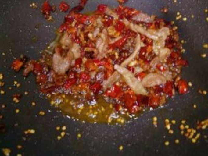 线椒炒肉的烹饪过程图,锅中翻炒的线椒与肉片混合,香气四溢 线椒烹饪图
