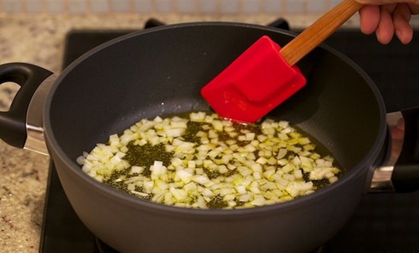 厨房中正在煎制焦糖洋葱的过程