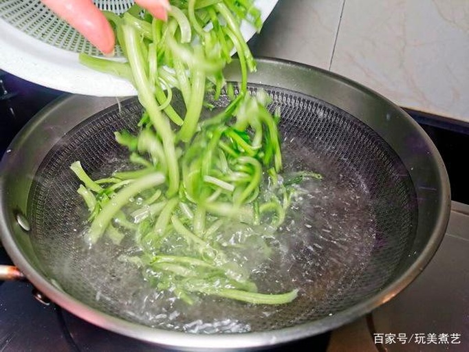 厨房中焯水处理菠菜的过程