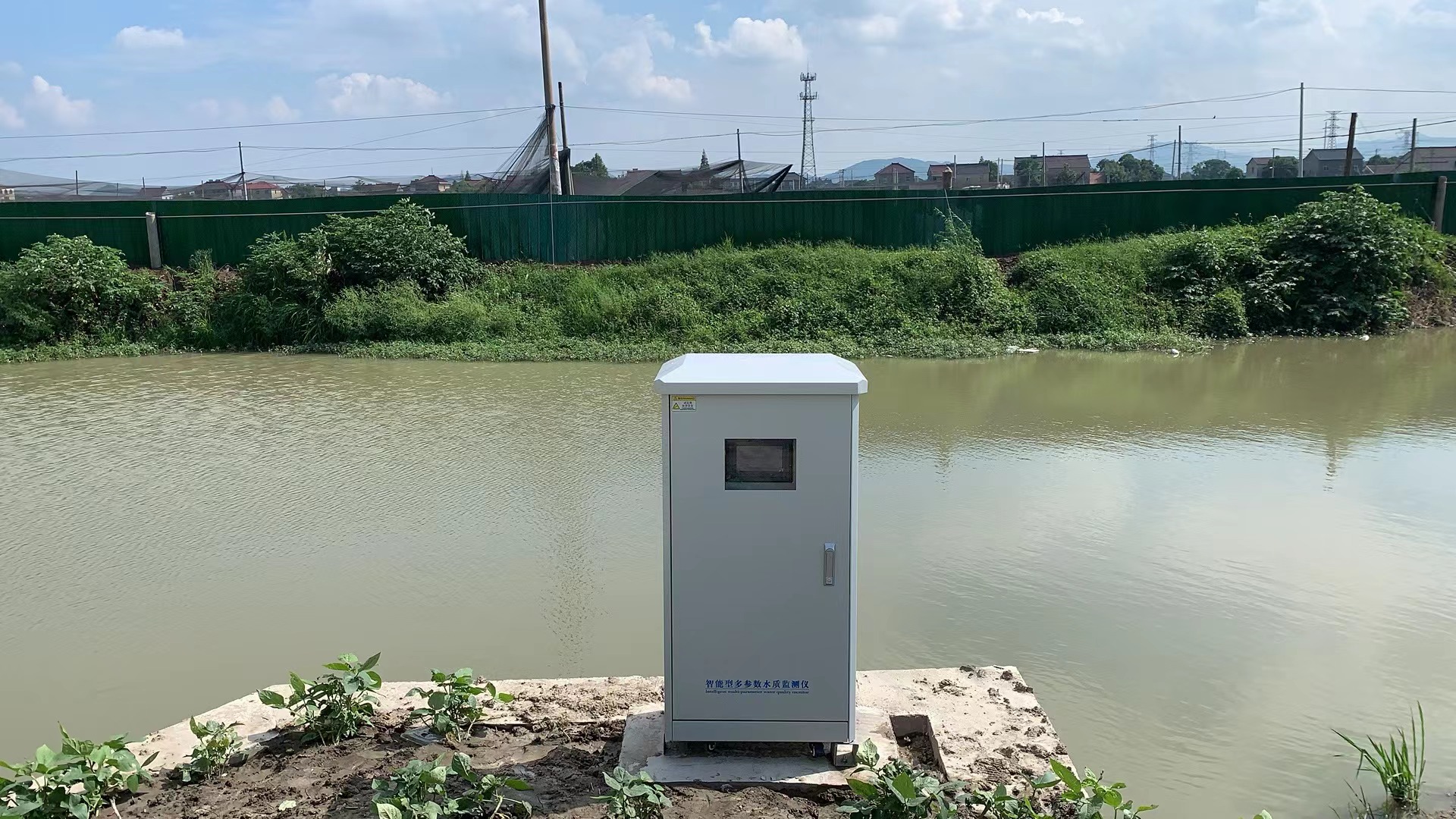 技术人员在网箱边进行水质检测 带鱼养殖人员进行水质监测