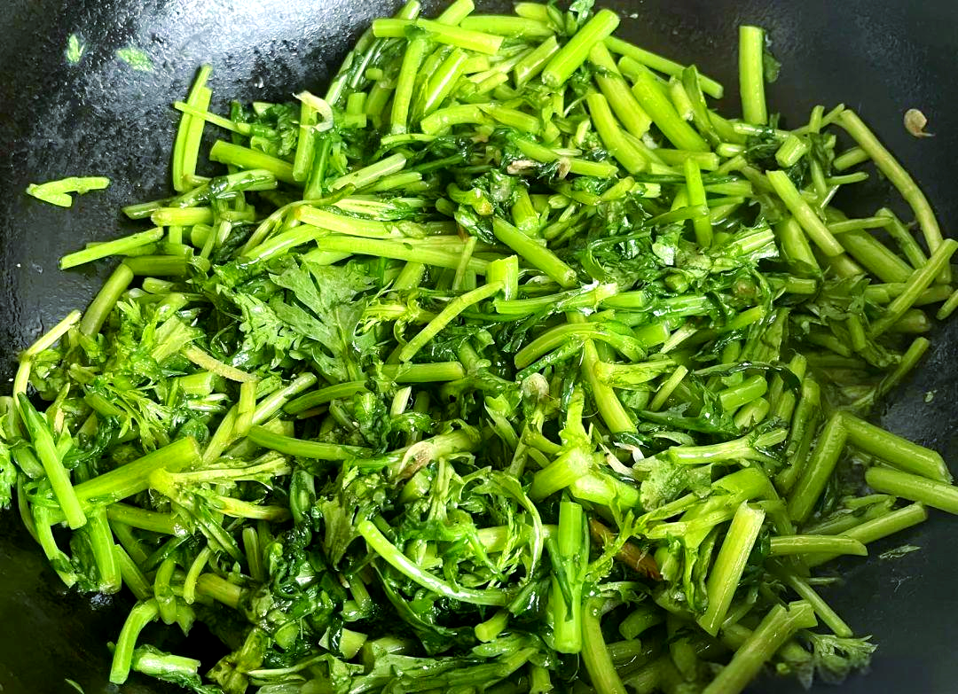 平菇青菜猛火快炒过程特写