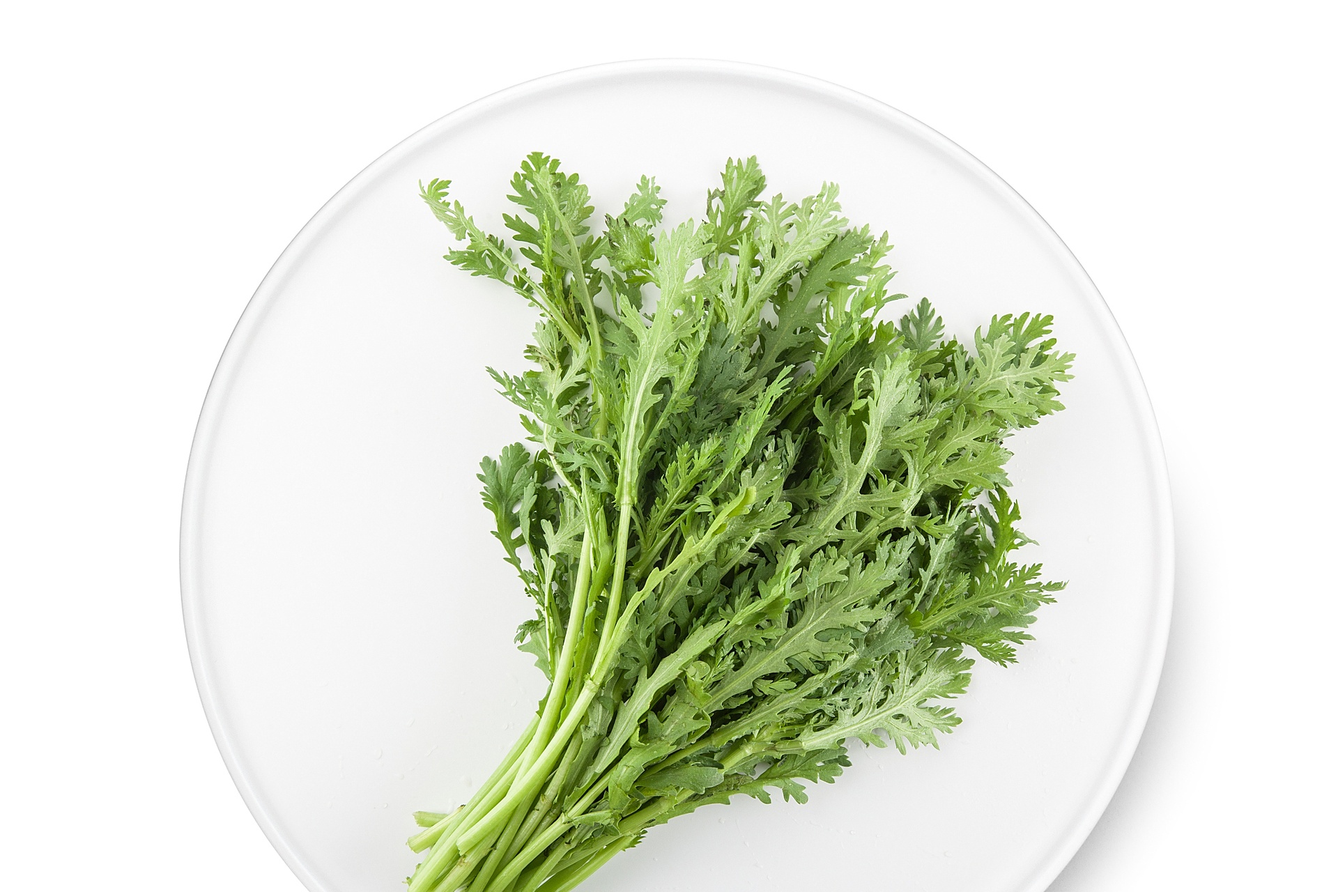 一张温馨的家庭餐桌场景,中央摆放一盘清炒蒿子杆,色泽翠绿,搭配白米饭和一小碗紫菜蛋花汤,餐具整洁,灯光柔和,体现健康晚餐氛围 家庭晚餐中的蒿子杆菜肴