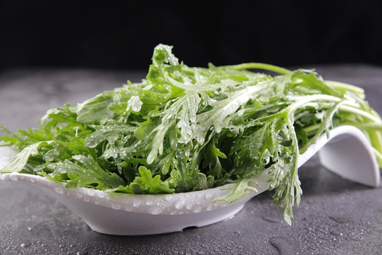 小叶茼蒿盆栽与小叶紫檀摆件同框