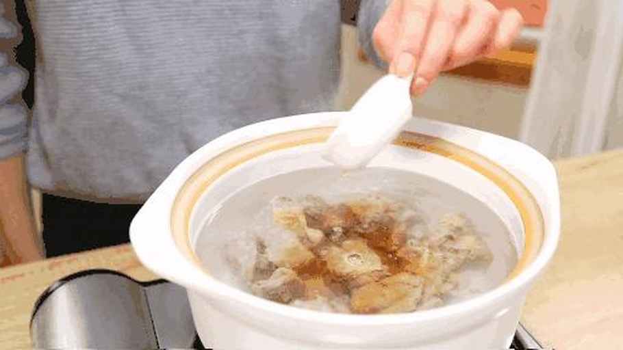 一位厨师正在厨房中处理合水粉葛,将其切片、炖煮,旁边摆放着各种调味料与辅料 合水粉葛加工与烹饪场景