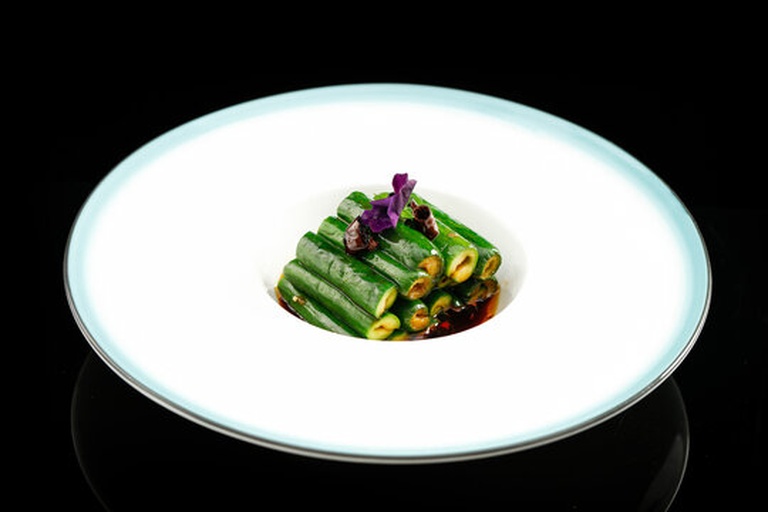 展示小黄瓜的多种吃法,包括凉拌、沙拉、黄瓜卷等,摆盘精致 小黄瓜的多种吃法展示