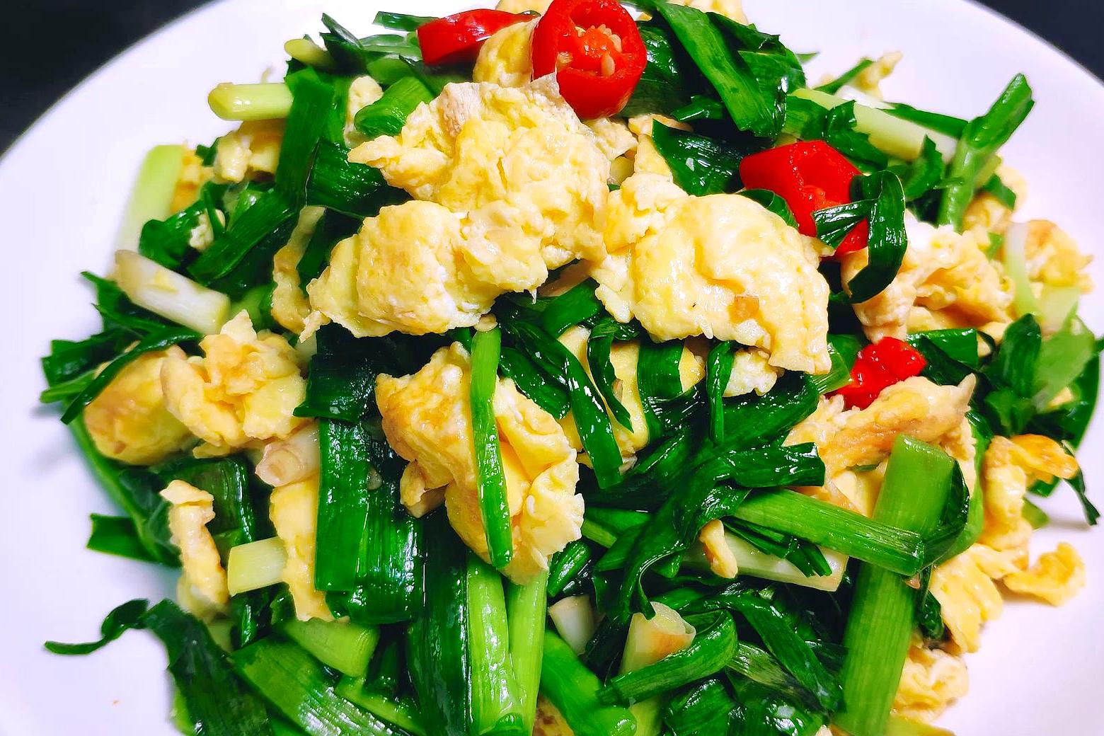 家庭厨房中烹饪韭菜菜肴