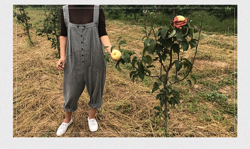 一位亚洲女性身穿浅色棉麻连衣裙,站在阳光明媚的葡萄柚果园中,手中拿着一个刚采摘下来的黄色葡萄柚,笑容自然,背景为绿意盎然的果树,传达出天然、有机、亲近自然的生活理念 女性手持葡萄柚站在果园中