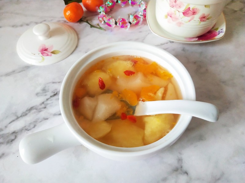 厨房操作台上摆放玻璃壶、新鲜切片的安岳柠檬与金桔、蜂蜜罐、不锈钢锅,正在熬制柠檬金桔膏,蒸汽袅袅升起,画面温馨自然,体现家庭养生场景 家庭自制柠檬金桔蜂蜜饮过程图