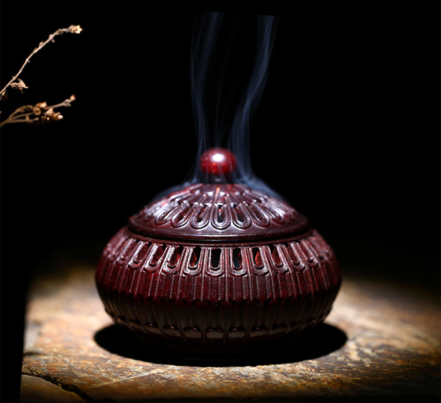 一幅描绘古代女子在闺房中使用铜炉熏香的场景,背景为绣帐低垂的床榻,炉中轻烟袅袅,案几上摆放着切开的鹅黄色梨子与沉香木片,整体色调柔和,充满宋代美学意境 鹅梨帐中香古法制作场景复原图