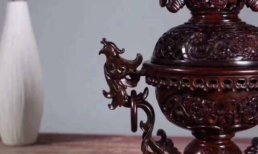 侧柏香成品展示图,展示数根手工侧柏香整齐摆放于香炉旁,背景为木质托盘,整体风格自然古朴 侧柏香成品展示图