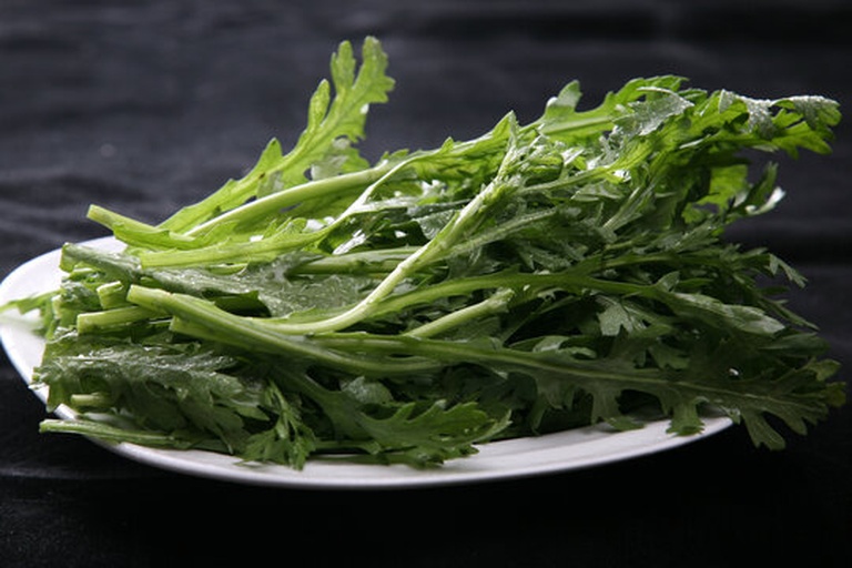 凉拌伴茼蒿成品图,展示成品颜色鲜亮、调料均匀拌匀的状态 凉拌伴茼蒿成品图