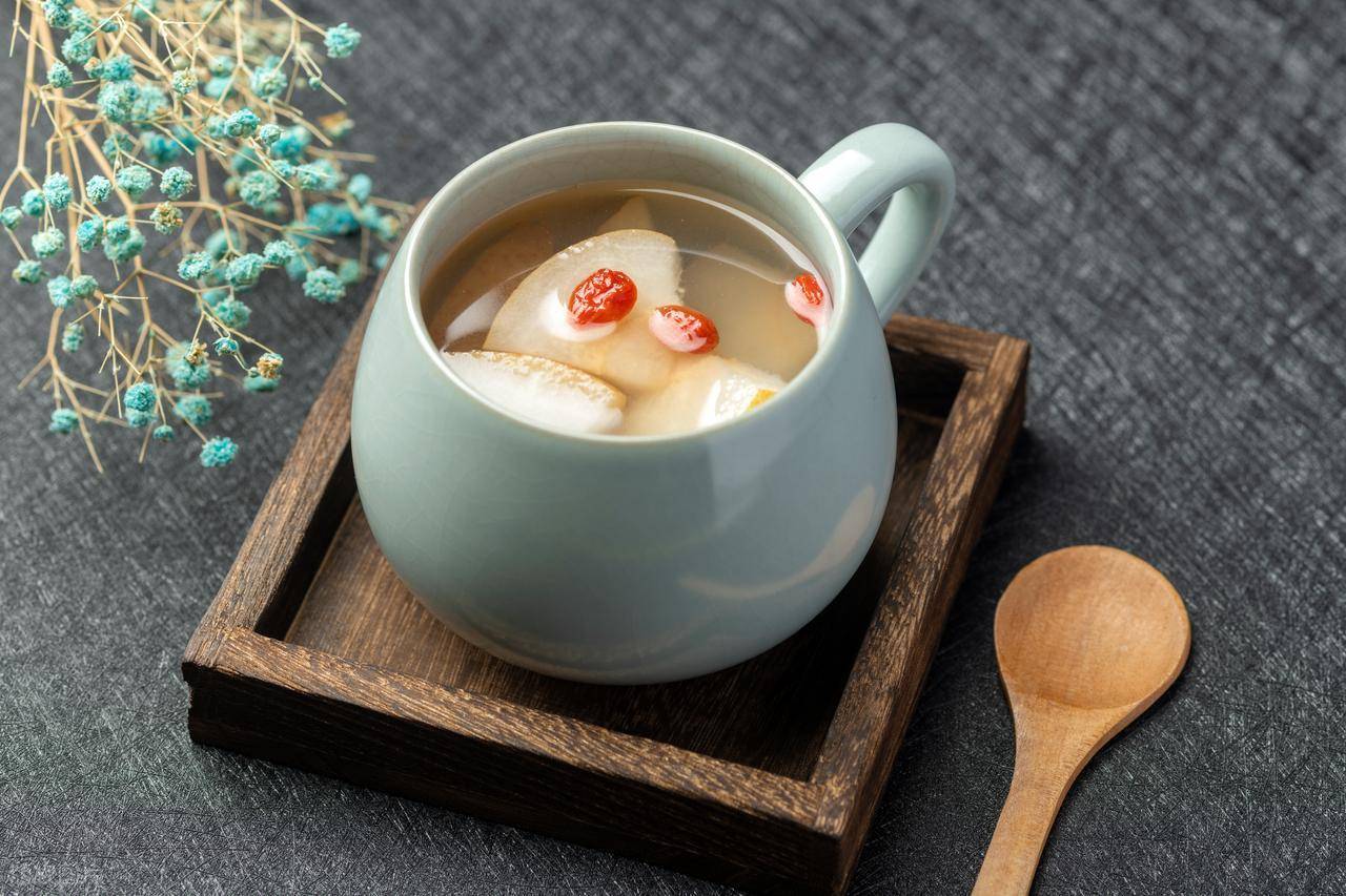 梨与红枣桂圆炖煮成品图
