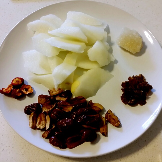 展示南果梨与银耳、百合等搭配的养生食谱示意图 南果梨搭配食谱图