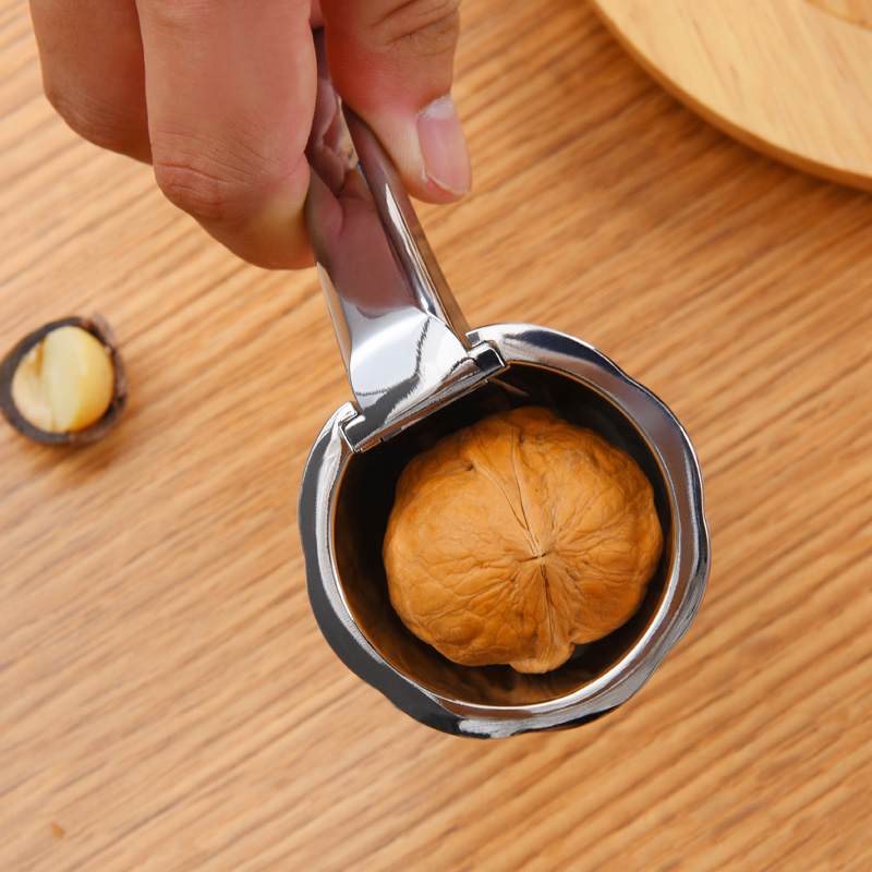 家庭使用核桃夹开启青皮核桃实景图