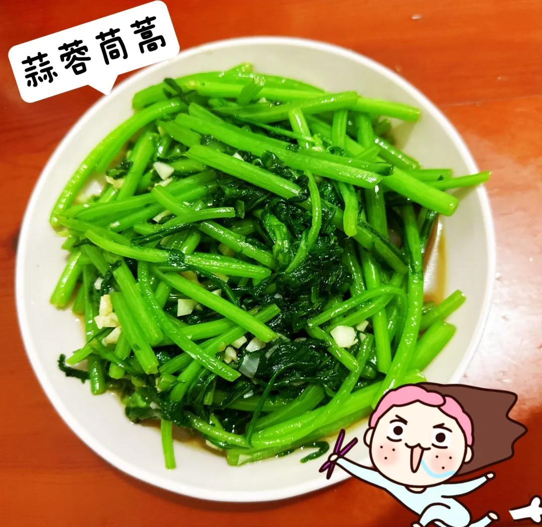 蒜蓉炒茼蒿成品图,盘中绿色蔬菜搭配蒜末,色泽鲜亮,诱人食欲 蒜蓉炒茼蒿成品图