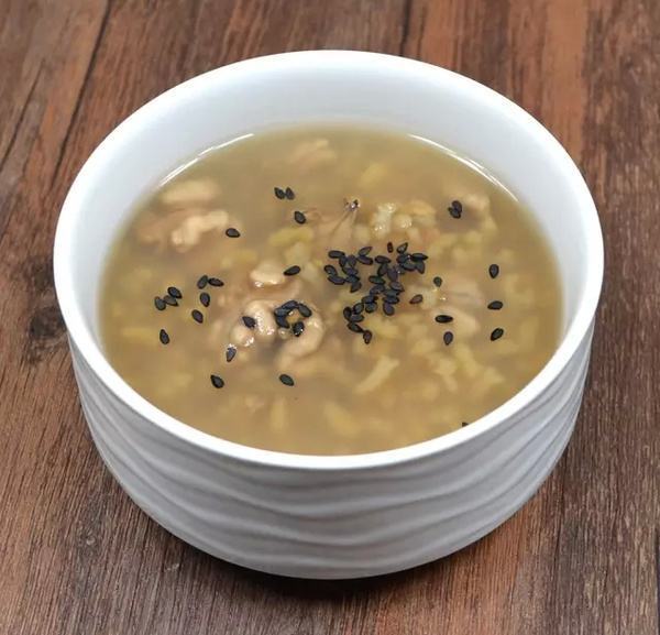 灵芝黑米红豆粥盛出画面