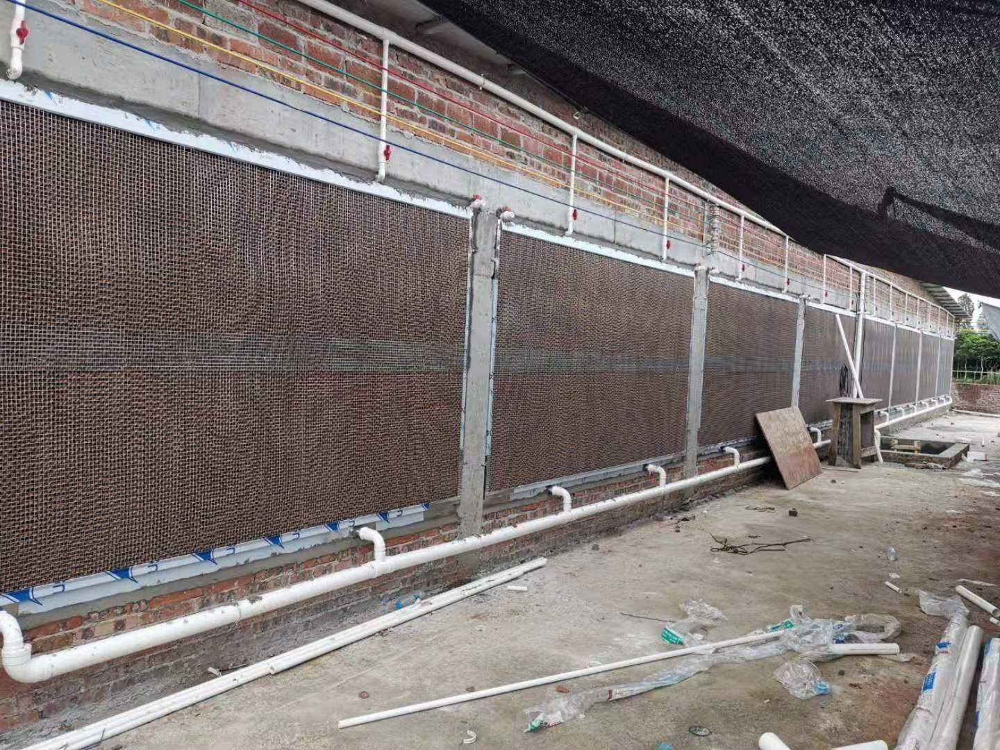 现代化蛋鸡舍湿帘降温系统实景图