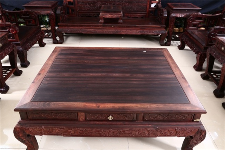 侧柏木制成的中式家具,如衣柜或桌椅,展示其自然纹理与典雅设计 侧柏木家具的实物展示图