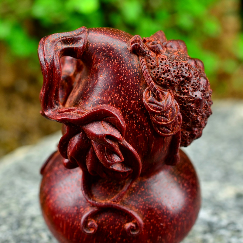 一组金花梨雕刻的小摆件和手串,细节精致,纹理自然,展示其在工艺品中的应用 金花梨手串与雕刻摆件