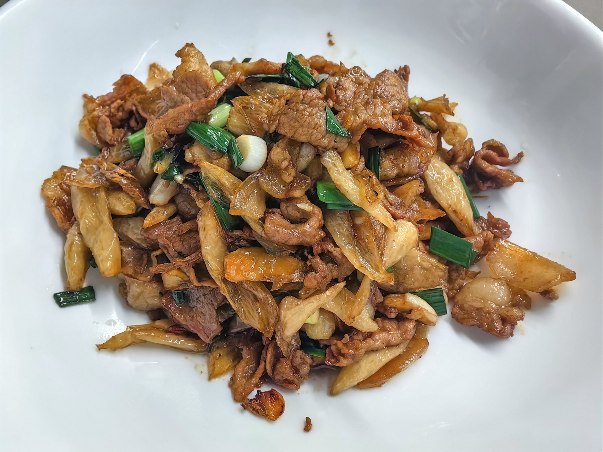 鸡腿大葱炒肉成品装盘,色泽诱人 成品鸡腿大葱炒肉装盘图