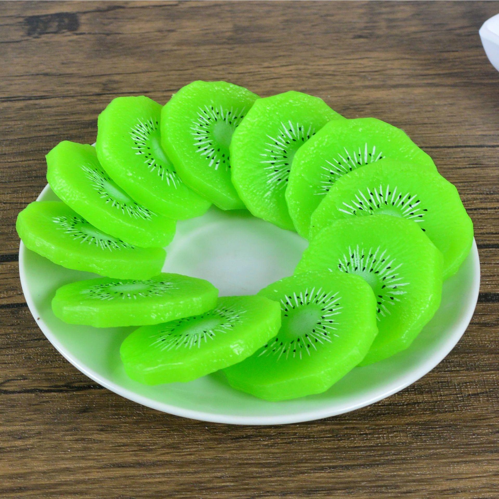 摆放在果盘中的酸猕猴桃切片,搭配其他水果,色彩鲜艳,适合早餐或下午茶 酸猕猴桃果盘展示