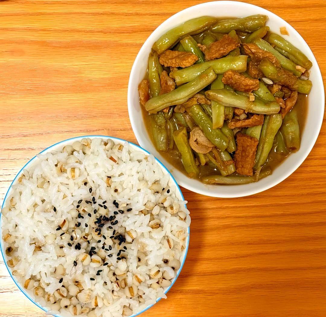 白不老豆角炖肉与米饭搭配