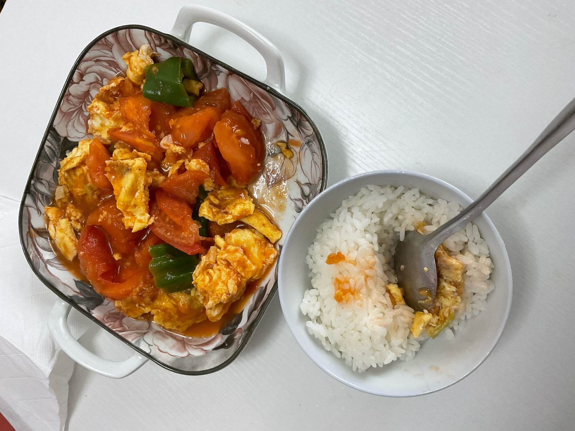 西红柿炒白不老与米饭搭配图,展现家常餐桌的美味 西红柿炒白不老与米饭搭配图