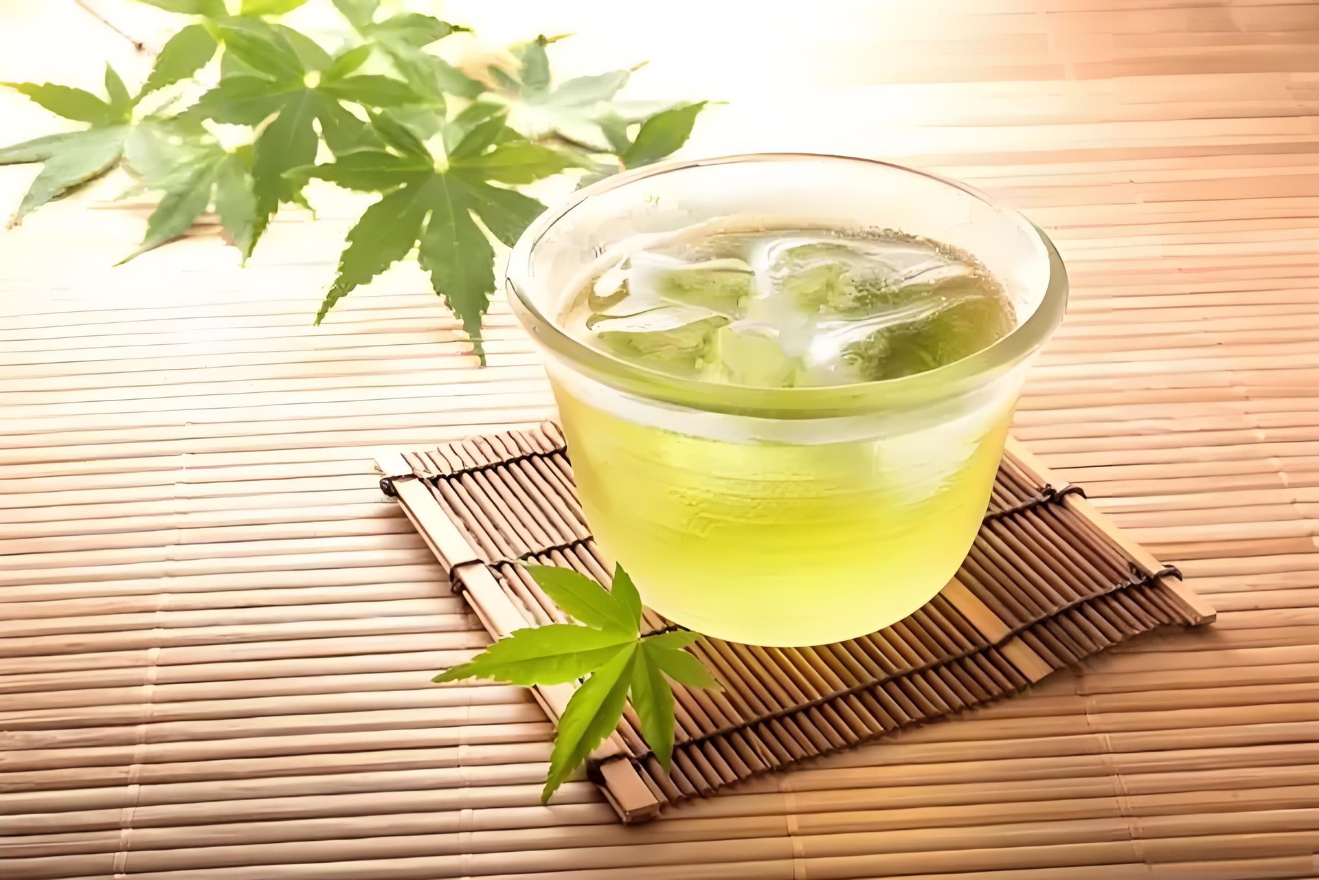 山芹与山竹搭配的果茶饮品