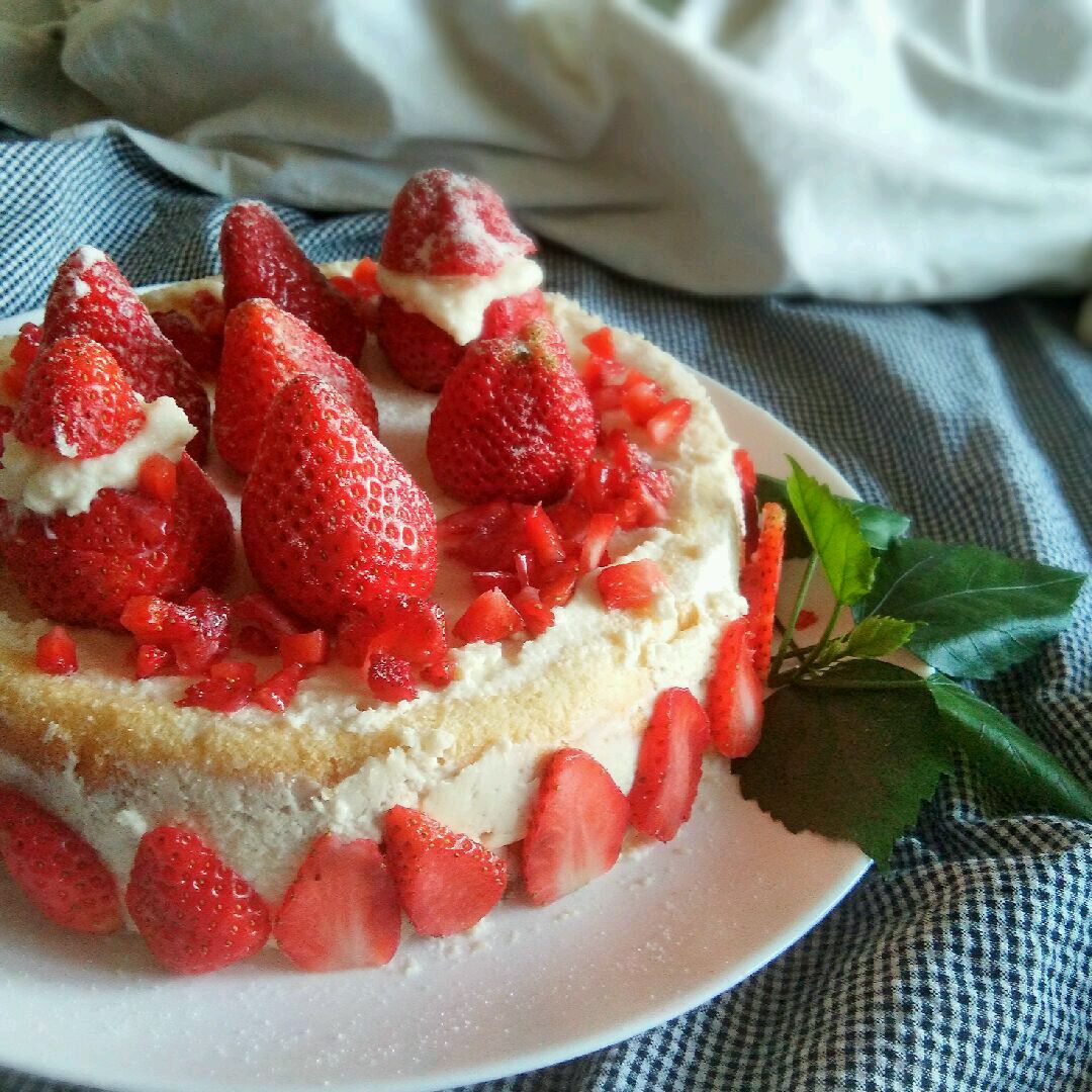 奶油草莓甜点摆盘