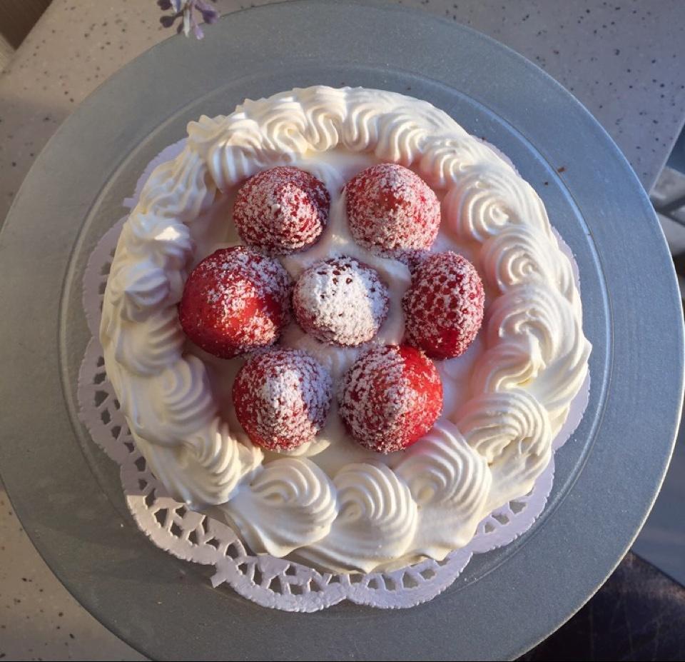 一个装饰精美的奶油草莓蛋糕,层次分明,草莓鲜红欲滴,奶油洁白柔滑 奶油草莓蛋糕