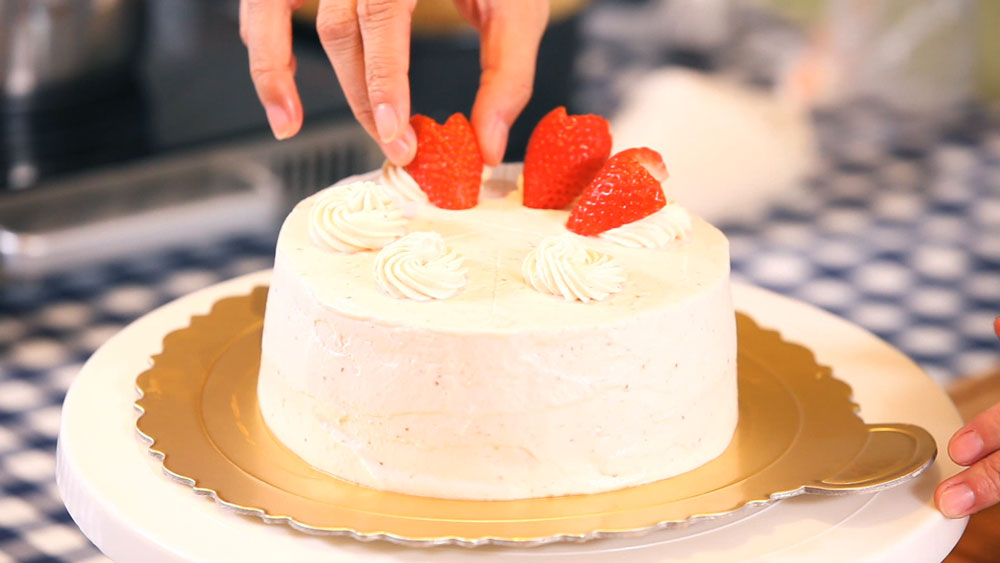 制作草莓奶油蛋糕卷